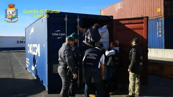 Las autoridades afirmaron que la cocaína estaba escondida dentro de los sacos de café en un contenedor a bordo de un buque de carga de bandera portuguesa, anclado en el puerto de Livorno.<br/>