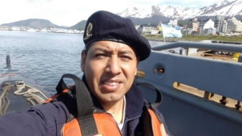 El capitán Mario Armando Toconás Oriundo, de 36 años, ingresó a la Marina hace 13 años. Dejó su Patagonia natal para instalarse en Mar del Plata cerca de la base naval adonde fue destinado.<br/><br/>Padre de un niño de 8 años, espera su segundo hijo. Su compañera está embaraza de cuatro meses.