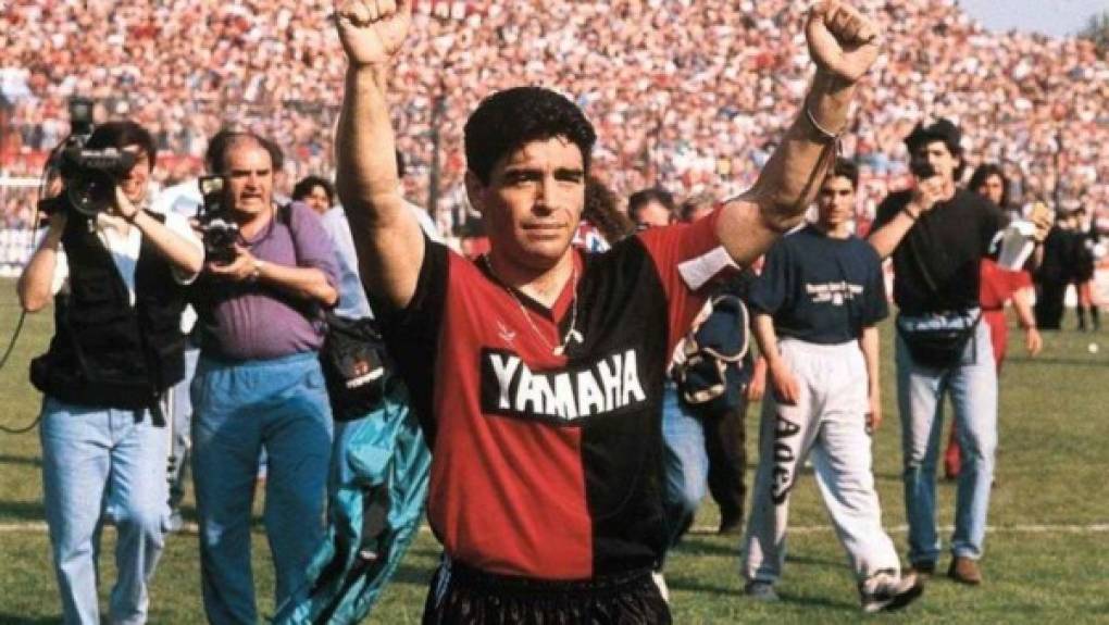 Maradona jugó en Newell's y con esta camiseta Messi vio al astro argentino cuando era un niño.. Hoy le rindió homenaje de forma espectacular con esta camiseta.