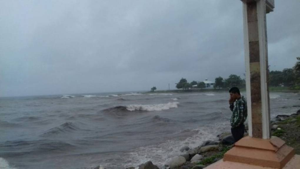 Así está el oleaje en La Ceiba, Atlántida, Caribe hondureño producto del paso de la tormenta tropical Earl.