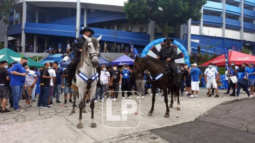 Miembros de seguridad anduvieron montados en caballos en las afueras del estadio.