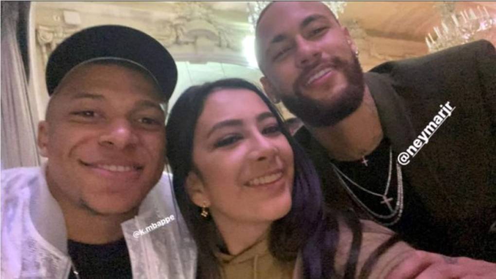 Mbappé y Neymar posando con la hija de Keylor Navas.