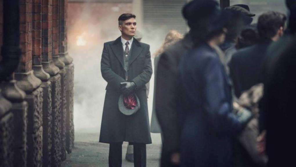 Peaky Blinders, temporada 5 (4 de octubre) Un fenómeno que se ha ido afilando capítulo a capítulo, como las cuchillas de las gorras de los protagonistas. En los nuevos episodios (ahora mismo en emisión en BBC) veremos cómo afecta a todos el crack de 1929 y, sobre todo, el ascenso a la primera línea política de Tommy Shelby. En palabras de Steve Knight, 'la historia de Peaky Blinders y de la familia Shelby se enredará en el tejido político de Gran Bretaña y Europa de los años veinte y principios de los treinta. Tommy Shelby se enfrentará a la fuerza más oscura con la que jamás se ha enfrentado y su lucha será tan relevante hoy como lo fue entonces'.<br/>