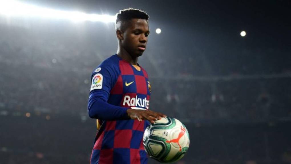 Según informa el diario 'Sport', el Manchester United mantiene su afán por hacerse con el jugador del Barcelona, Ansu Fati. El rotativo catalán asegura que el club inglés irá con todo para fichar al joven futbolista a pesar de que el Barcelona rechazó la oferta de 100 millones que le presentó el equipo inglés. Es más, los dirigente del club británico podrían subir la oferta.<br/><br/>Desde el Barcelona se declara intransferible a Ansu Fati y sólo contemplarían la opción de su marcha si el el Manchester United decide pagar su cláusula de rescisión de 170 millones de euros.