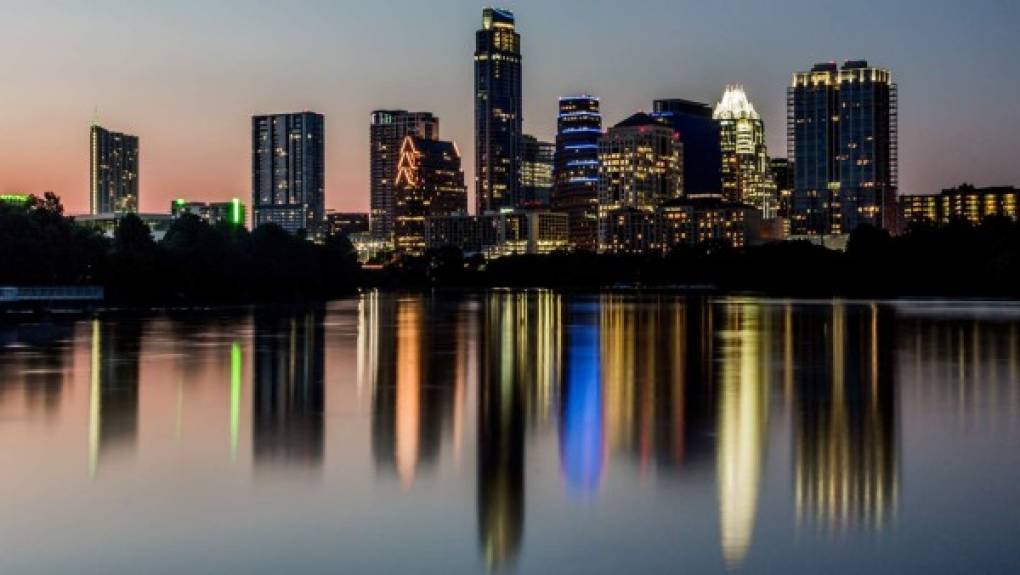 Austin, Texas: Con 900 mil habitantes es un importante centro cultural y económico del estado de Texas. Se destaca por la producción de artículos de alta tecnología como equipos eléctricos e informáticos.