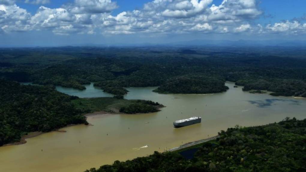 El nivel de agua del lago Gatún se encuentra además muy abajo del promedio, con el riesgo de no alcanzar los márgenes adecuados para enfrentar la actual temporada seca.