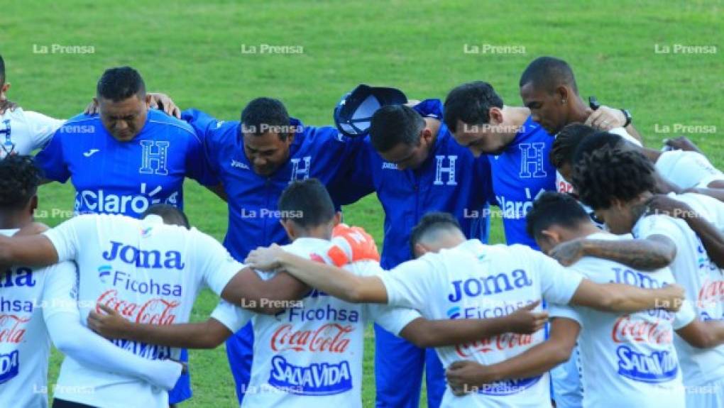 Antes de comenzar el entrenamiento, la plantilla de la selección de Honduras se reunió para realizar una oración.