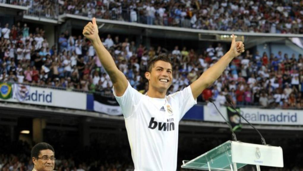 2009<br/>Llegada. Presentación de Cristiano Ronaldo en Real Madrid. Hasta ahora, continúa siendo la presentación más multitudinaria de la historia. Más de 90,000 personas acudieron al estadio Santiago Bernabéu para darle la bienvenida al portugués.