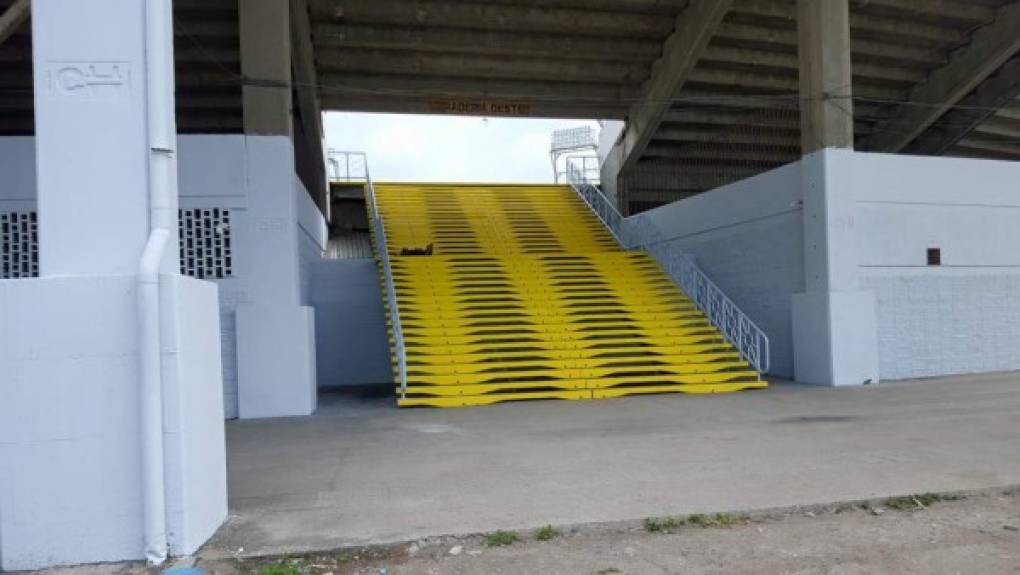 Las entradas que dan accesos al estadio se han pintado de color amarillo para cualquier emergencia, como parte del reglamento de la FIFA.