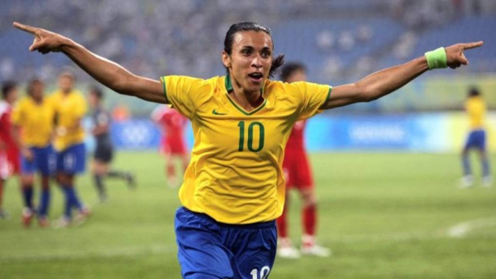 Debutó con la selección femenina de Brasil en 2002. Desde entonces es pieza clave en los éxitos de la Canarinha.