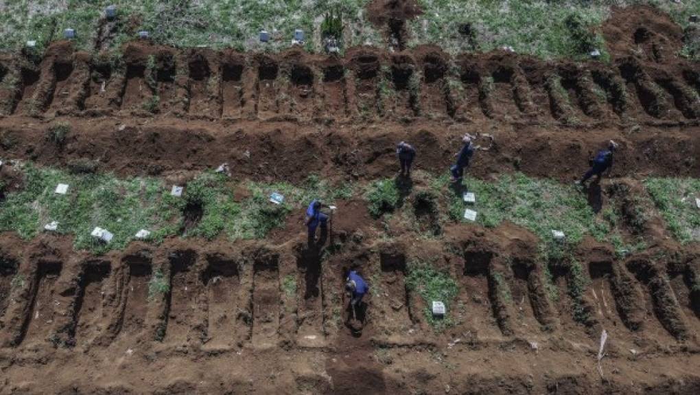 Sao Paulo y otros estados brasileños adoptaron medidas de cuarentena parcial, aunque el presidente Jair Bolsonaro consideraba hasta hace poco que la covid-19 era apenas 'una gripecita', antes de admitir el martes que se trababa del 'mayor desafío' del país.