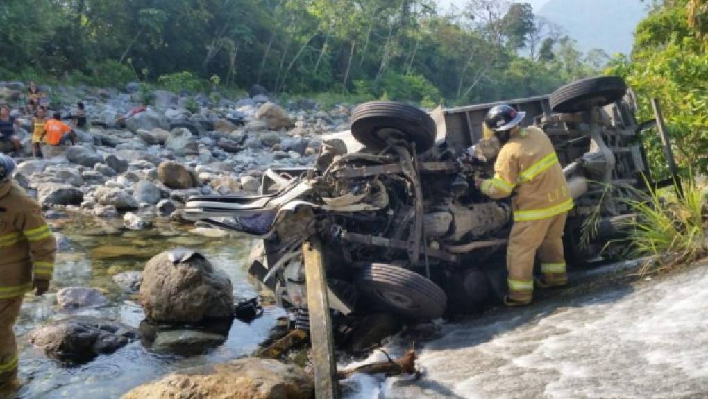 Después de ser rescatado el conductor, un bombero inspeccionó el vehículo accidentado.