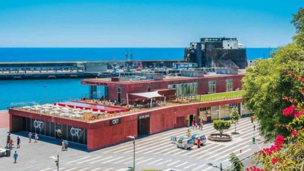 El hotel Pestana CR7 que tiene el crack portugués en Madeira se convertirá en hospital para ayudar a los afectados por este virus.