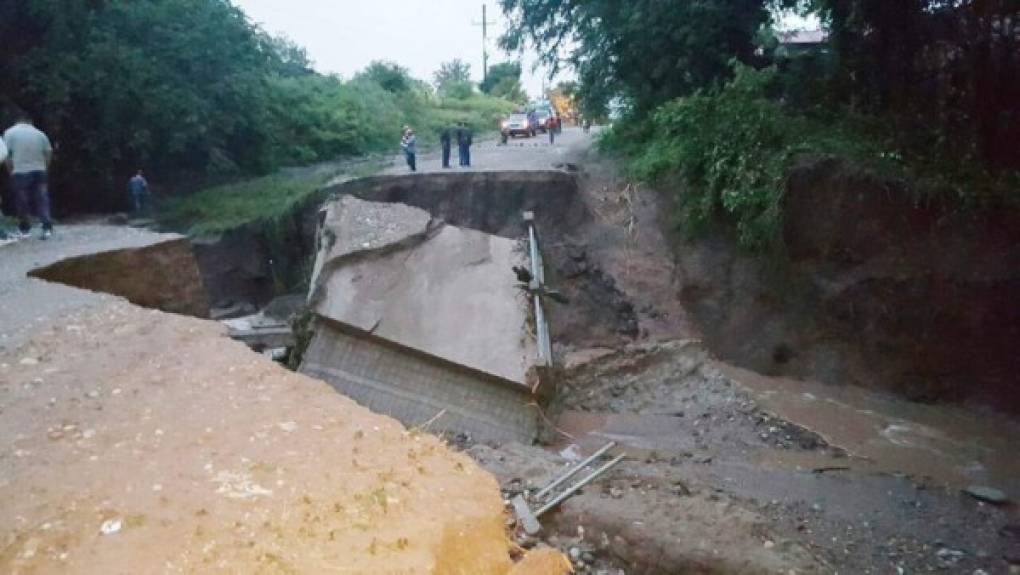 El puente sobre la quebrada Masapa, que comunica el sector con el norte y el centro del país, cedió ante la gran cantidad de ag que arrastó el afluente.