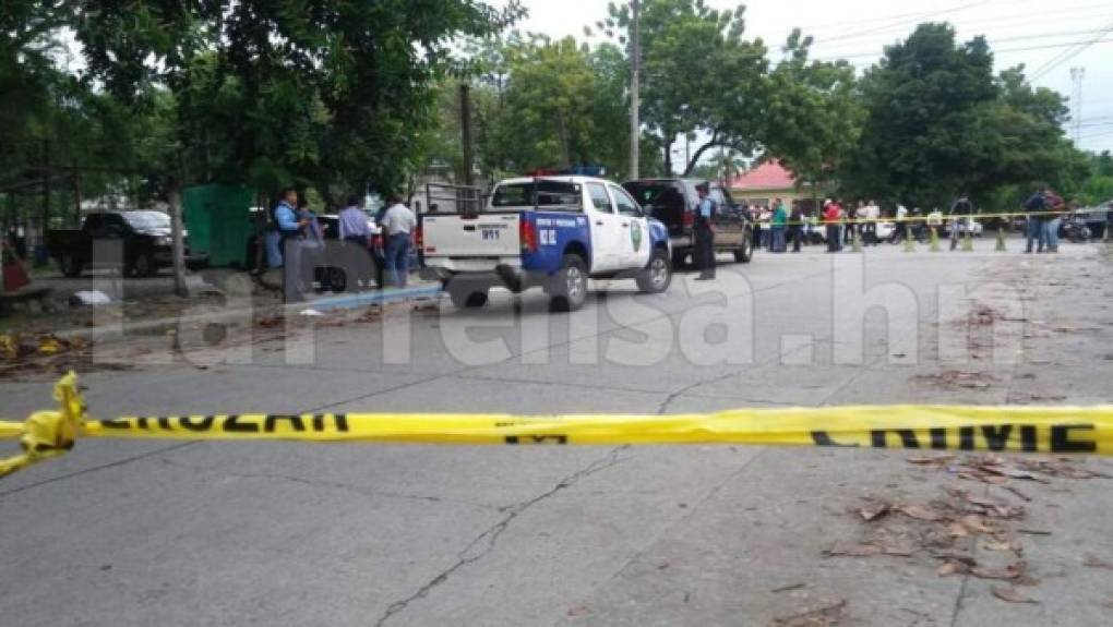Cuatro hombres han sido asesinados en el interior de un autolote en San Pedro Sula, zona norte de Honduras. El hecho violento se ejecutó a eso de las 4:20 de la tarde en el barrio Las Acacias de esta ciudad, las víctimas han quedado en el interior del establecimiento.