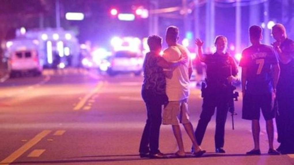 Club gay en Orlando: 49 muertos<br/><br/>Un joven armado abrió fuego en una discoteca gay en la ciudad de Orlando el 12 de junio de 2016 y mató a 49 personas. El atacante resultó abatido en un tiroteo posterior con la policía. Previamente, había prometido obediencia al grupo Estado Islámico.