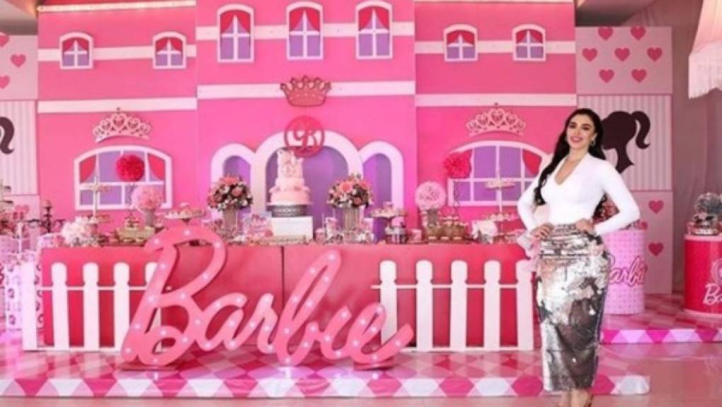 Las imágenes de la lujosa fiesta con la temática de Barbie con la que Emma celebró el séptimo cumpleaños de sus hijas se viralizaron en redes sociales, causando indignación en México.