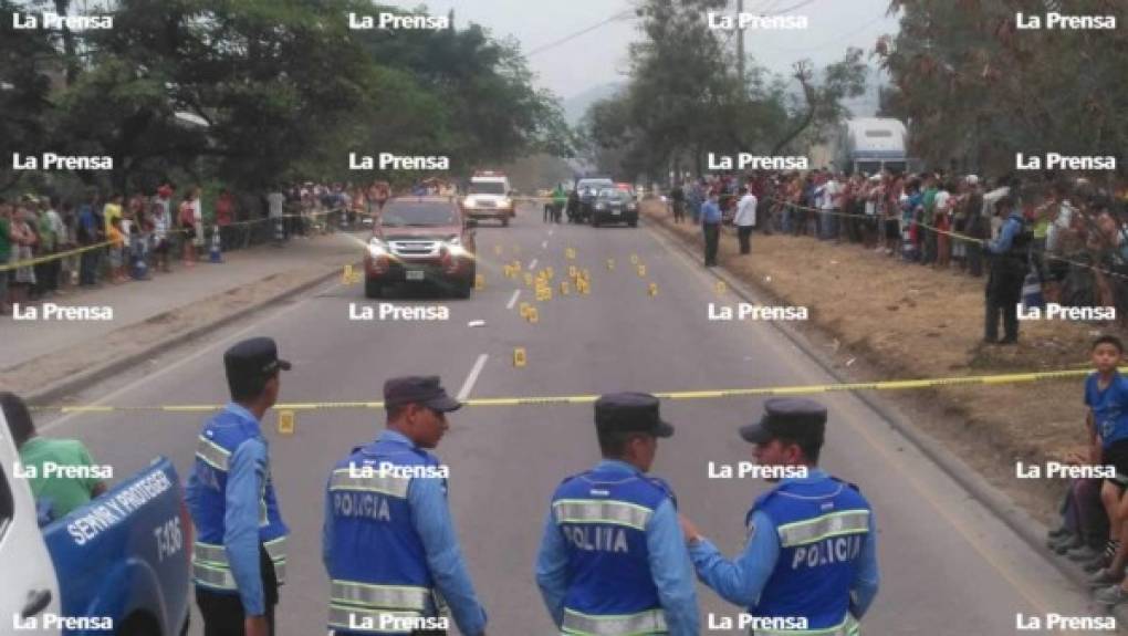 Las autoridades de la Policía Nacional llegaron al lugar para acordonar la escena del crimen y recabar pistas que ayuden a dar con el paradero de los responsables del lamentable hecho.