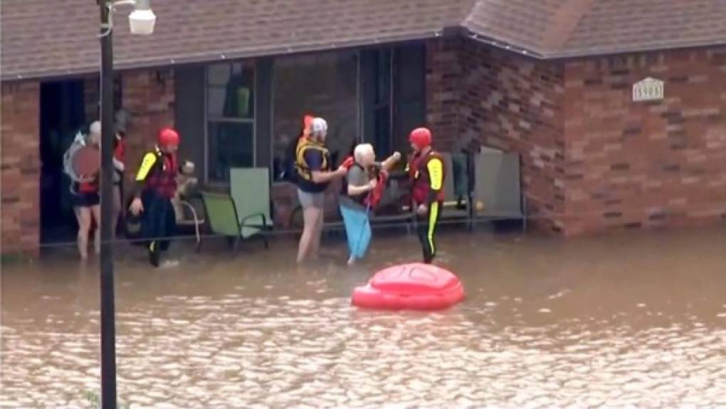 Cuerpos de emergencia rescataron a decenas de personas atrapadas por las inundaciones en Oklahoma.