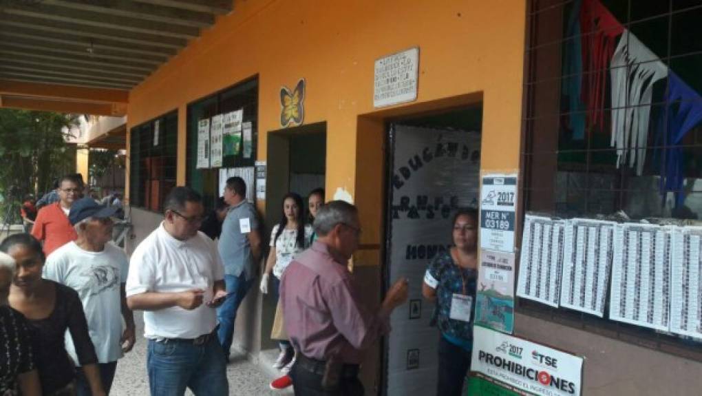 Los centros de votación en La Entrada, Copán, permanecían llenos.