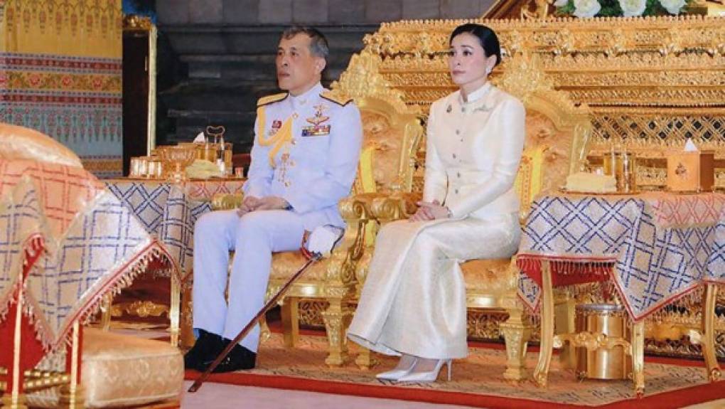 Dos meses antes de la coronación, el monarca se casó por sorpresa con la reina Suthida, una antigua azafata de vuelo que también había formado parte del cuerpo especial de seguridad real.