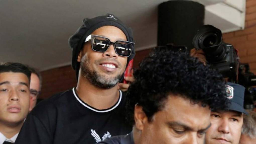 Ronaldinho pasó la noche con su hermano y otras dos personas que estaban en la misma celda. Medios paraguayos señalan que el astro brasileño lo humillaron en la prisión luego de que le dieron un colchón destrozado para que duermiera en el suelo.