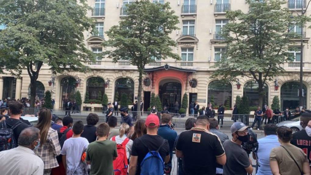 En las afueras del hotel Le Royal Monceau hay una gran cantidad de personas que ya en dicho lugar ya se encuentra instalado Messi y su familia. Foto Twitter @RogerTorello.