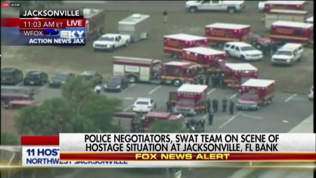 Equipos SWAT liberaron a 11 personas que habían sido tomadas como rehenes la mañana del jueves, durante el robo de un banco en Jacksonville, en el norte de Florida, informó la oficina del alguacil. 'Hemos liberado a 11 rehenes', escribió la institución en su Twitter.