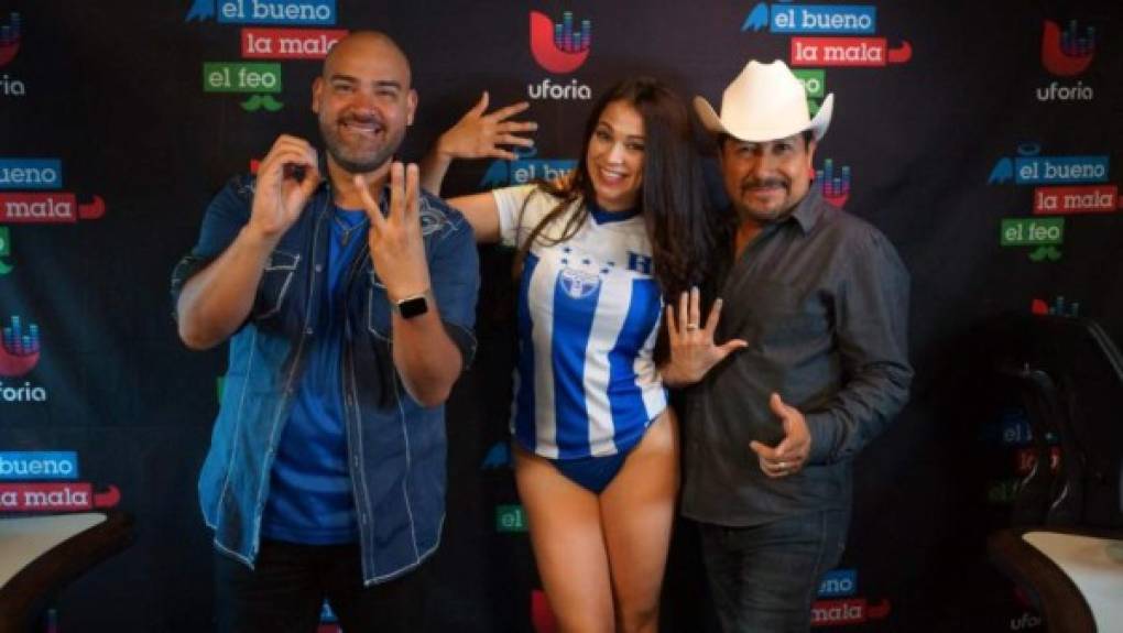 La bella catracha trabaja para el programa radial de Univision, 'El Bueno, La Mala, y El Feo'. A ella la llaman como 'La Mala'.