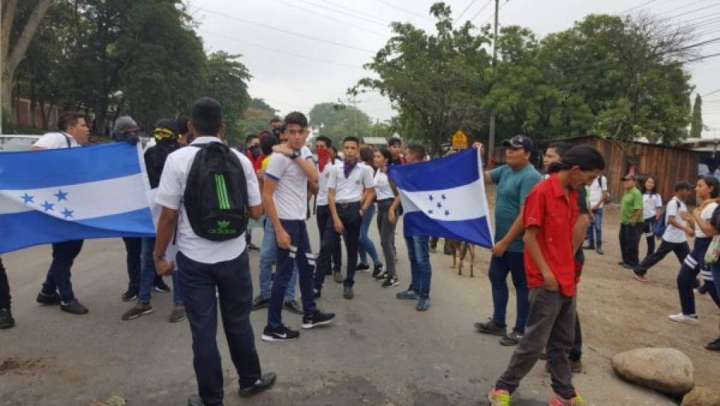 Estudiantes de secundaria protestan en Cofradía en San Pedro Sula