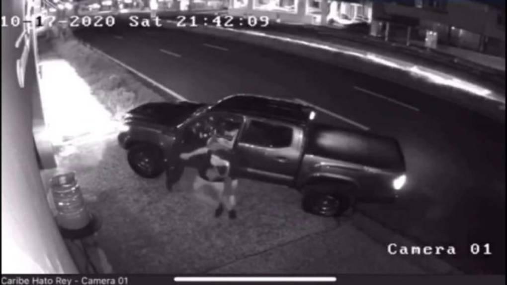 Un video registrado por una cámara de seguridad el día del tiroteo muestra el momento en el que el vehículo de Nievez se estaciona con brusquedad al lado de un restaurante. Al mismo tiempo un vehículo se detiene cerca de la puerta de la víctima y abre fuego.