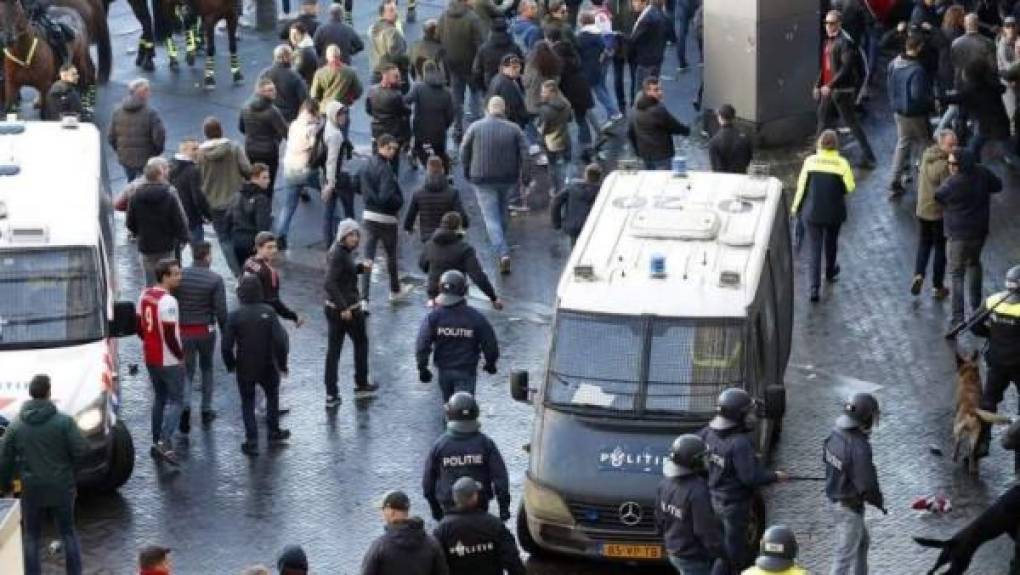 Aficionados de la Juventus también provocaron disturbios en las afueras del estadio y fueron detenidos 100 personas. Los hinchas tenían objetos como bastones extensibles y martillos con los que circulaban dentro de la estación de metro Weesperplein de esta ciudad holandesa.