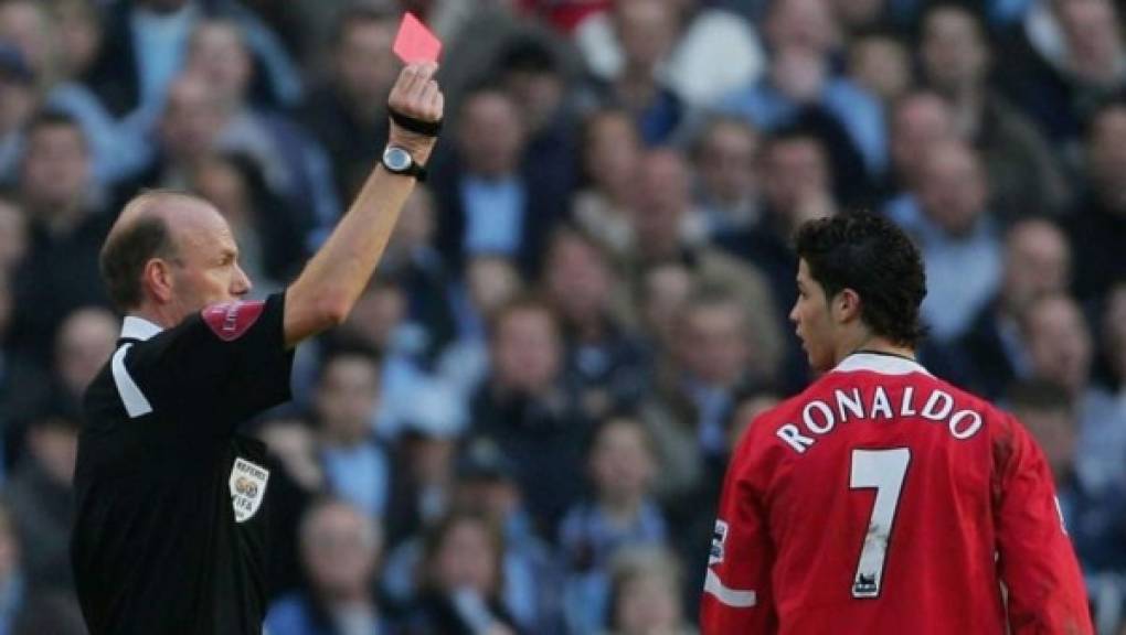 Manchester City-Manchester United (14 de enero de 2006) - Durante el partido de la Premier League recibió la tarjeta roja directa por una dura entrada a Cole tras sufrir el portugués una falta que no fue pitada.