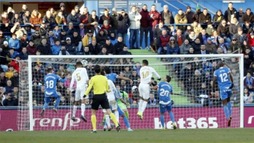 Con este cabezazo marcó Raphael Varane su segundo gol del partido ante el Getafe.