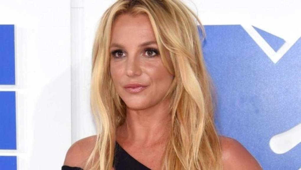 Hace dos semanas, la Corte permitió que Britney pudiera elegir por primera vez a su propio abogado, un cambio sustancial que sienta precedente en la tutela después de las dimisiones de su anterior abogado designado, su representante artístico y el fondo de inversión que controlaba su riqueza junto a su padre.<br/><br/><br/>Hace dos semanas, la Corte permitió que Britney pudiera elegir por primera vez a su propio abogado, un cambio sustancial que sienta precedente en la tutela después de las dimisiones de su anterior abogado designado, su representante artístico y el fondo de inversión que controlaba su riqueza junto a su padre.<br/><br/>'La señora Spears sostiene respetuosamente que, dado que la Corte reconoció en la audiencia del 14 de julio de 2021 que la señora Spears tiene capacidad suficiente para elegir a su propio asesor legal, también tiene capacidad suficiente para hacer esta nominación', alega ahora el nuevo representante.<br/><br/>