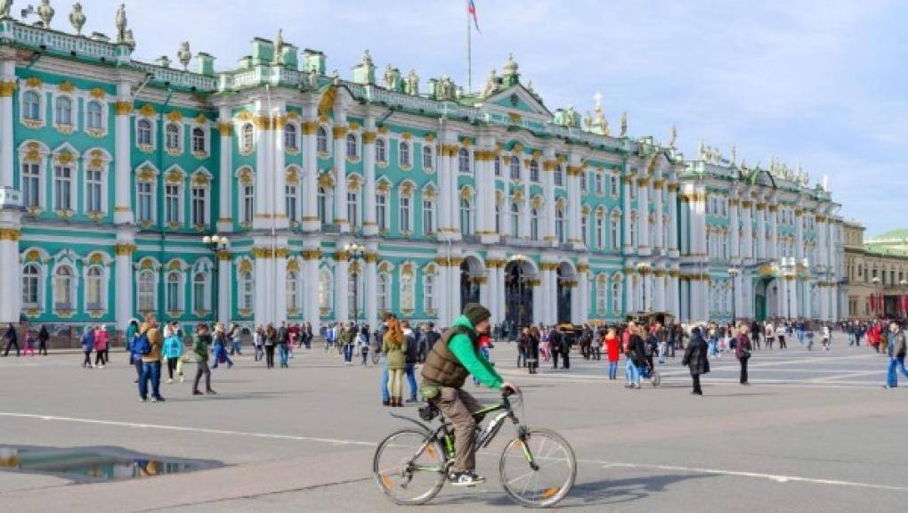 San Petersburgo, Rusia: Es una de las ciudades más hermosas del mundo y una experiencia que ningún viajero olvidará. Sus palacios y catedrales, las cúpulas doradas que brillan con el sol, sus puentes sobre canales y hasta la naturaleza, con sus 'noches blancas', la envuelven en una atmósfera mágica y misteriosa.<br/><br/>Ha logrado trascender como pocas el paso del tiempo y las vicisitudes históricas.