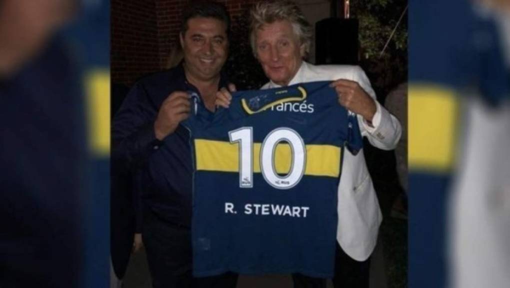 El cantante británico Rod Stewart (derecha) es aficionado de Boca Juniors.