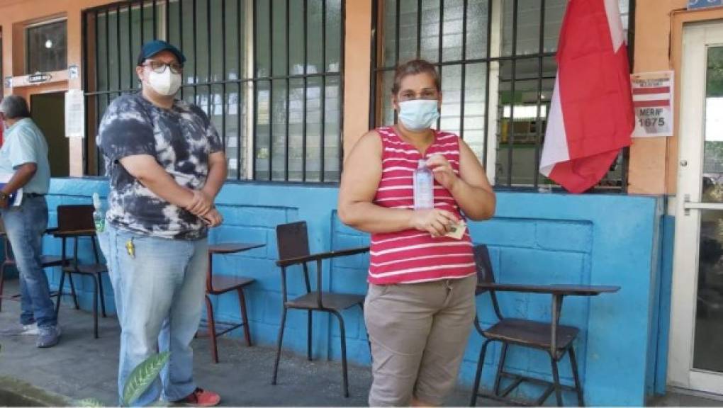 Con mucha responsabilidad, estos hondureños portaron su mascarilla, llevaron su gel antibacterial y guardaron el distanciamiento físico para prevenir contagios del covid-19 en la escuela Dionisio de Herrera de San Pedro Sula.