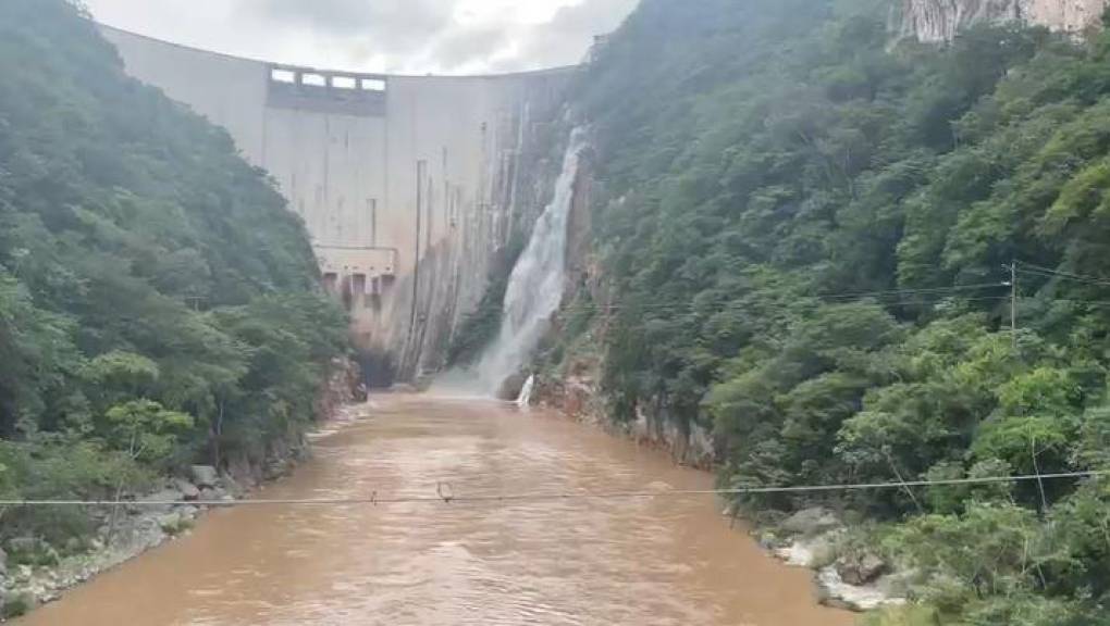 A causa del fenómeno climático Julia, que se espera ingrese al territorio hondureño como depresión tropical, como medida preventiva se realizaron descargas de agua en la central hidroeléctrica.