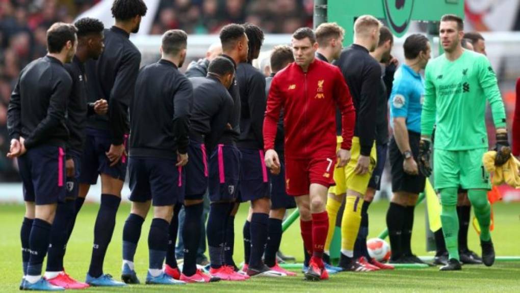 'Los jugadores y los árbitros de los partidos seguirán realizando el resto del protocolo tradicional de salida antes de cada duelo, pero no se darán la mano', aseguró la Premier. <br/>