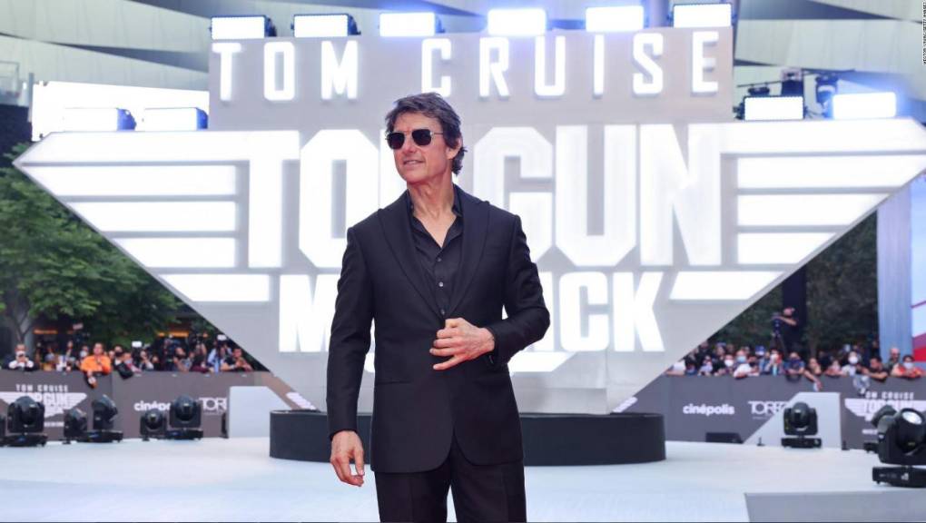 FOTOS: Tom Cruise arribó a sus 60 años brindando por el éxito de “Top Gun: Maverick”