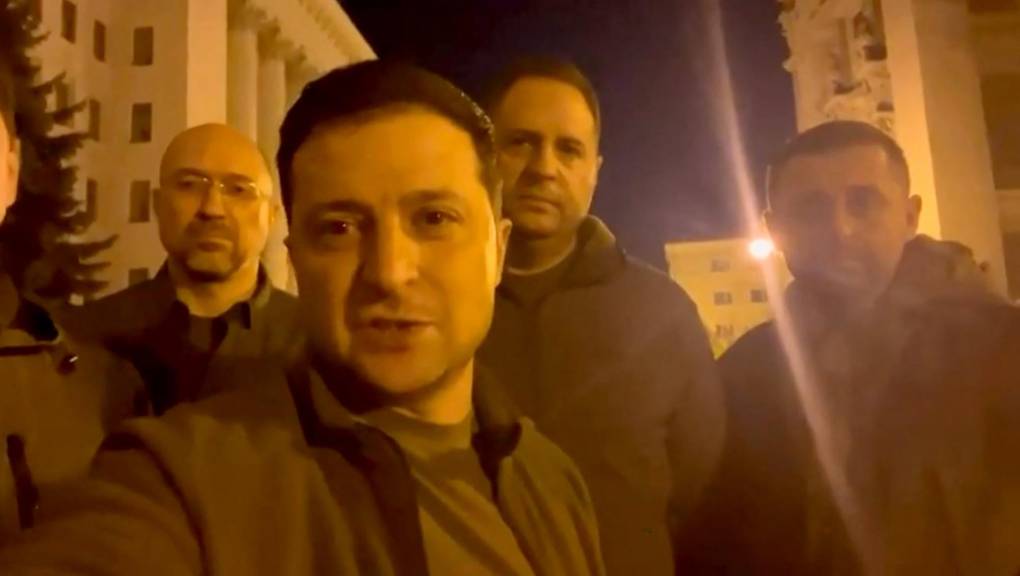  Zelenski patrulla las calles de Kiev junto a los principales del Gobierno, desde donde hace transmisiones en vivo para presionar a la Comunidad Internacional a que respalden a Ucrania y frenen el conflicto. 