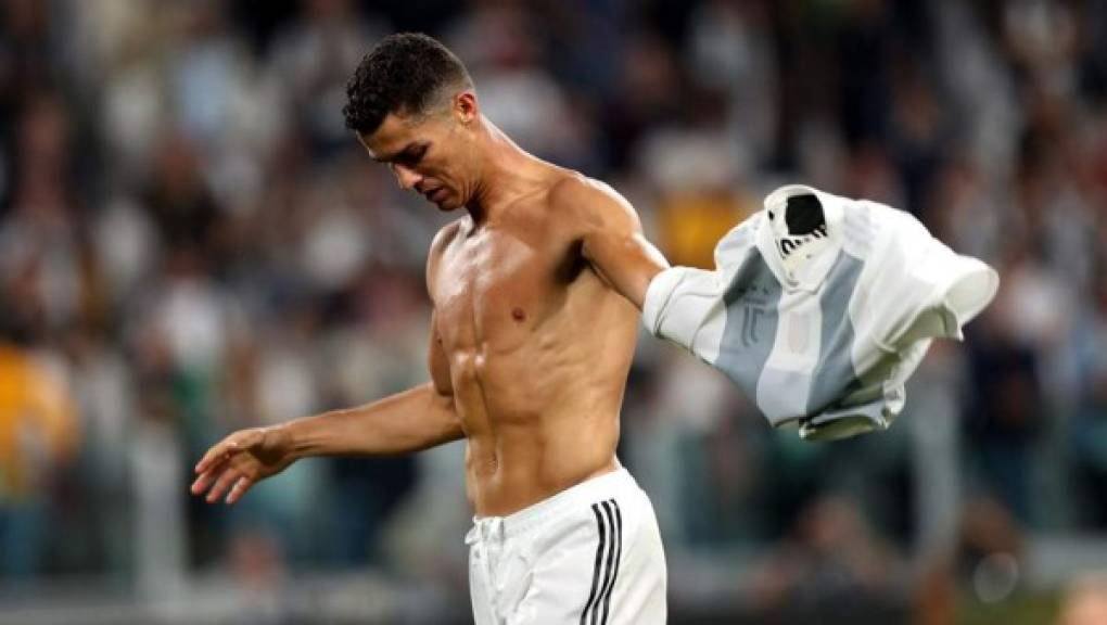 Ronaldo no tiene tatuajes en su cuerpo por un motivo solidario: la donación de sangre. Es sabido que luego de cada tatuaje, si eres donante, hay que esperar entre cuatro y seis meses para poder hacer una nueva donación, ya que es la manera de evitar transmitir posibles infecciones