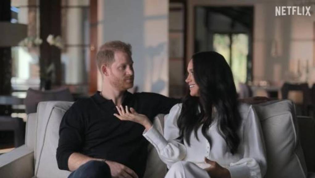 En esta última entrega, Harry apunta especialmente a su hermano mayor, el heredero al trono, al que parecía muy unido hasta su boda en 2018 con la actriz estadounidense Meghan Markle. “Fue aterrador ver a mi hermano gritándome y a mi padre (el ahora rey Carlos III) diciendo cosas que no eran ciertas y a mi abuela sentada en silencio y asimilarlo todo”, dice Harry.