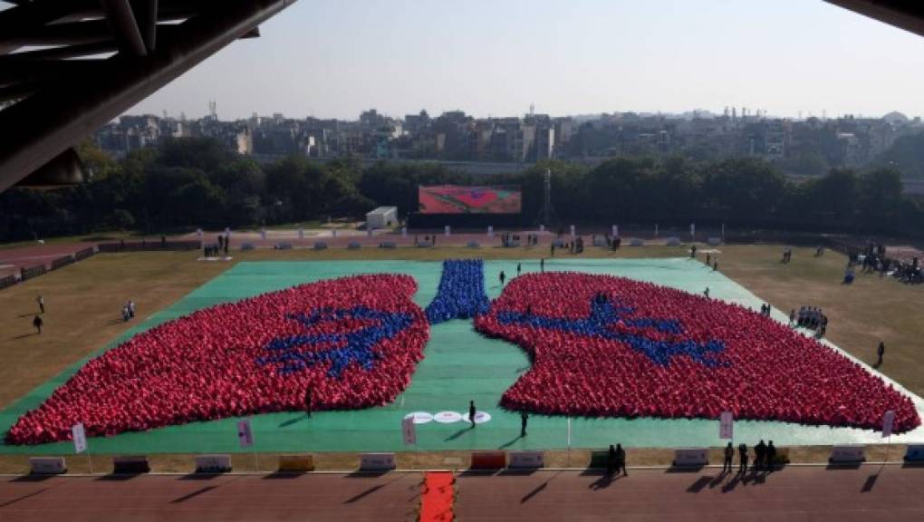 India. Pulmones Gigantes contra la polución. Escolares en Nueva Delhi imponen récord mundial Guinness para la mayor cantidad de personas que simulan los pulmones.