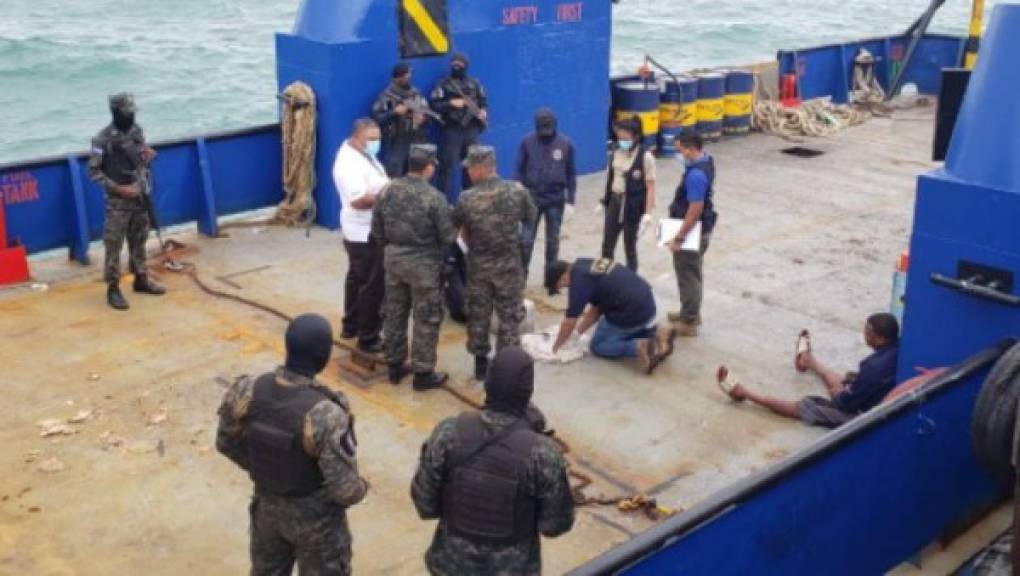 La nave, la sustancia ilícita y los siete aprehendidos fueron trasladados a una base naval en Puerto Castilla, en el Caribe del país, señaló el portavoz de la Fuerzas Armadas de Honduras.