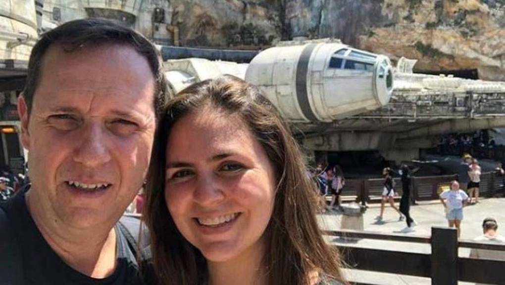 Pese a que en redes sociales causó revuelo la noticia del matrimonio entre Paco Villa y su hermanastra, él se dijo feliz y restó importancia a las opiniones de los demás.