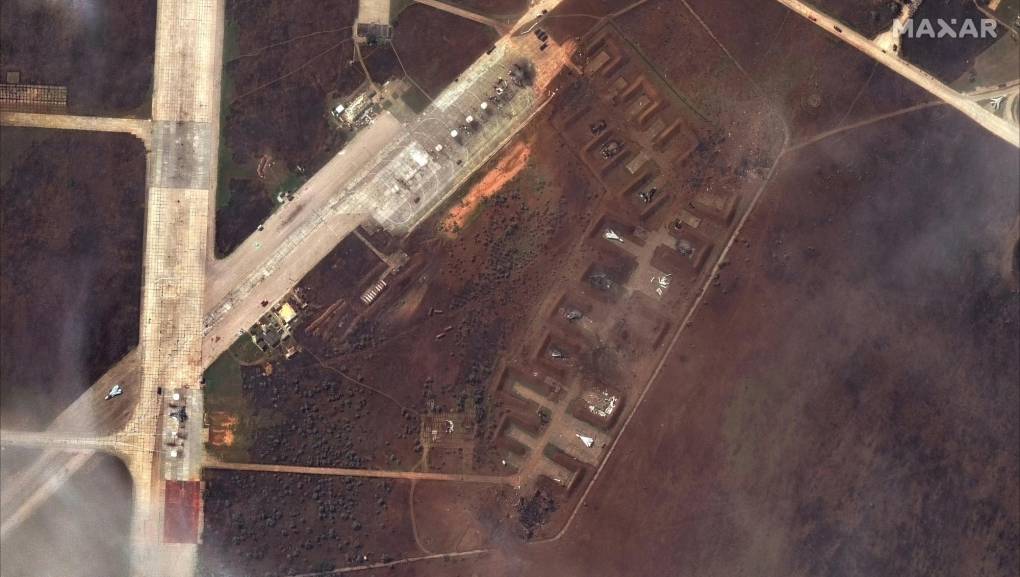 Las imágenes satelitales que muestran los daños a base aérea rusa en Crimea