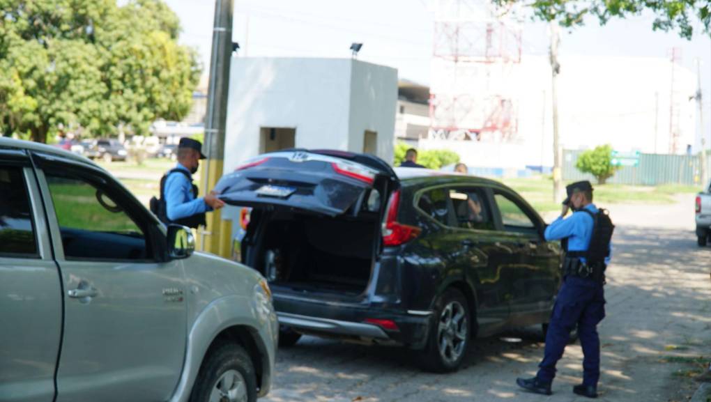 Al descender del avión fue requerido por agentes de la Policía. 