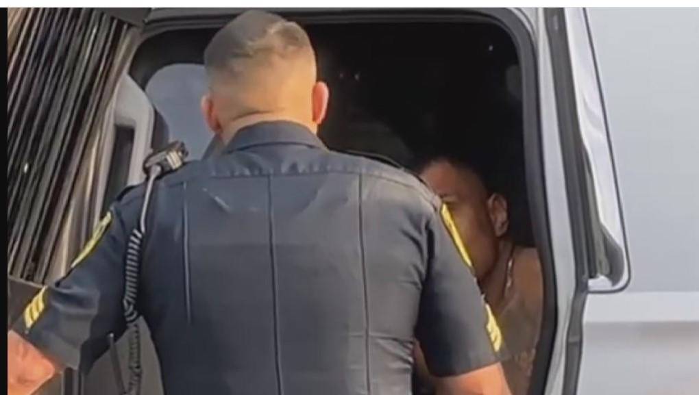 Luego de tres horas de haber burlado a las autoridades, Roland Contreras Jr. se entregó a las autoridades y fue arrestado.